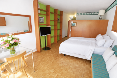 À louer (au mois) à partir du 1er février 2027 ce vaste studio sud à proximité du centre de Crans !