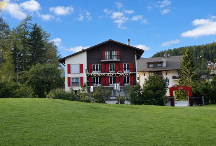 À louer à la saison d'hiver : Bel appartement 2.5 pièces au bord du golf 18 trous et parking devant l’immeuble !