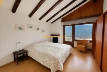 Maison à fort potentiel comprenant 2 appartements séparés, située à 5 minutes en voiture de Crans-Montana !