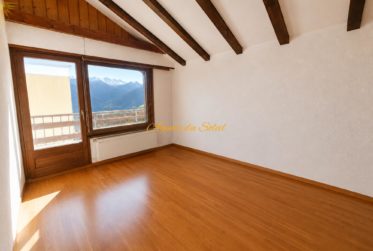 Fort potentiel pour cette maison comprenant 2 appartements séparés, située à 5 minutes en voiture de Crans-Montana !