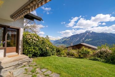 Maison à fort potentiel comprenant 2 appartements séparés, située à 5 minutes en voiture de Crans-Montana !