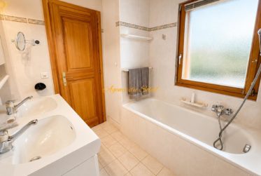 En Exclusivité ! Superbe chalet de 8.5 pièces en bordure du golf Ballesteros à Crans !