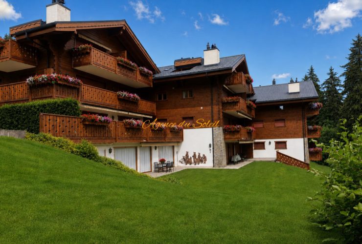 Appartement Ski-in/Ski-out de standing de 4.5 pièces avec piscine privée au cœur de Crans !