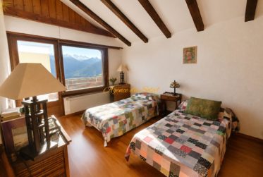 Maison à fort potentiel comprenant 2 appartements séparés, située à 5 minutes en voiture de Crans-Montana !