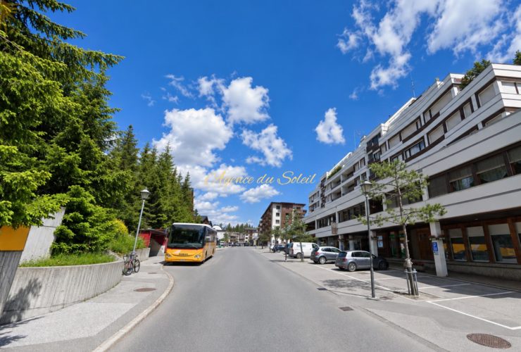 Cadre exceptionnel pour ce lumineux 5.5 pièces d’angle avec grande terrasse plein sud !