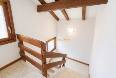 Fort potentiel pour cette maison comprenant 2 appartements séparés, située à 5 minutes en voiture de Crans-Montana !