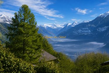 Maison à fort potentiel comprenant 2 appartements séparés, située à 5 minutes en voiture de Crans-Montana !