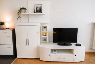 À louer à la saison d'hiver : Bel appartement 2.5 pièces au bord du golf 18 trous et parking devant l’immeuble !