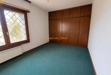 Fort potentiel pour cette maison comprenant 2 appartements séparés, située à 5 minutes en voiture de Crans-Montana !