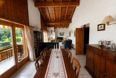 Superbe chalet familiale dans un emplacement privilégié verdoyant et calme à Crans !