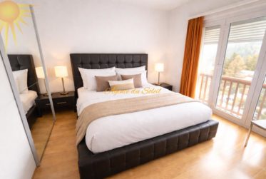 À louer à la saison d'hiver : Bel appartement 2.5 pièces au bord du golf 18 trous et parking devant l’immeuble !