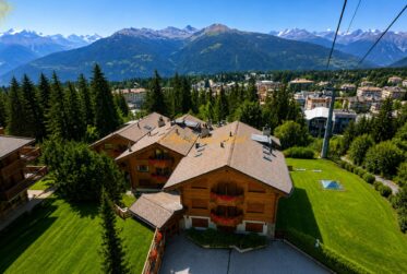 Appartement Ski-in/Ski-out de standing de 4.5 pièces avec piscine privée au cœur de Crans !