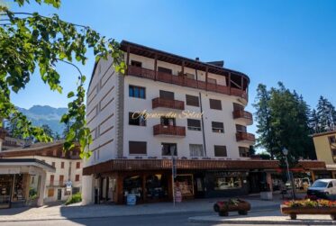 À louer pour la saison d'hiver 26/27, ce cosy appartement 2.5 pièces au centre de Crans !
