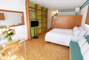 À louer à partir du 1er avril 2027 (au mois ou à la semaine) ce vaste studio sud à proximité du centre de Crans !
